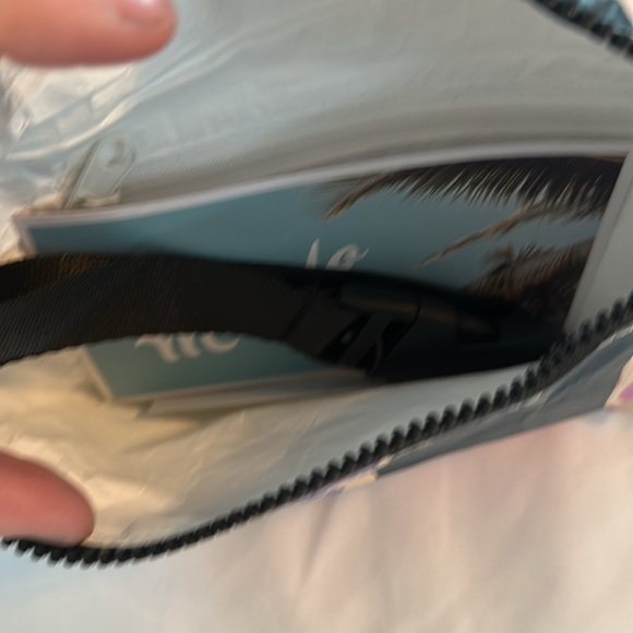 Brand new belt bag - Picture 2 of 3